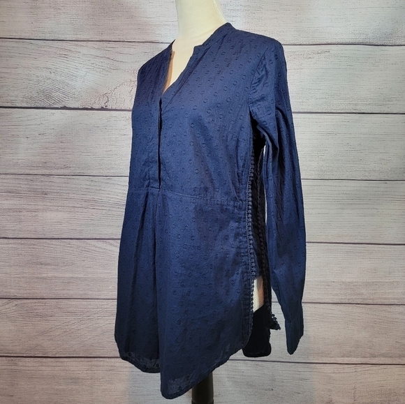 CROWN & Ivy Textured Tunic Blouse Dark Blue Size Medium - Picture 5 of 7